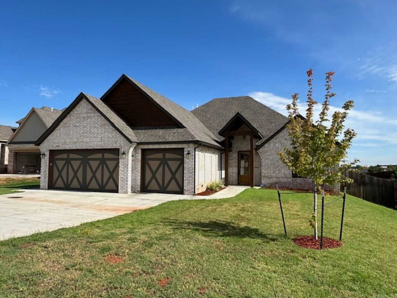 2317 E Pinric Ter - Photo 2 of 41