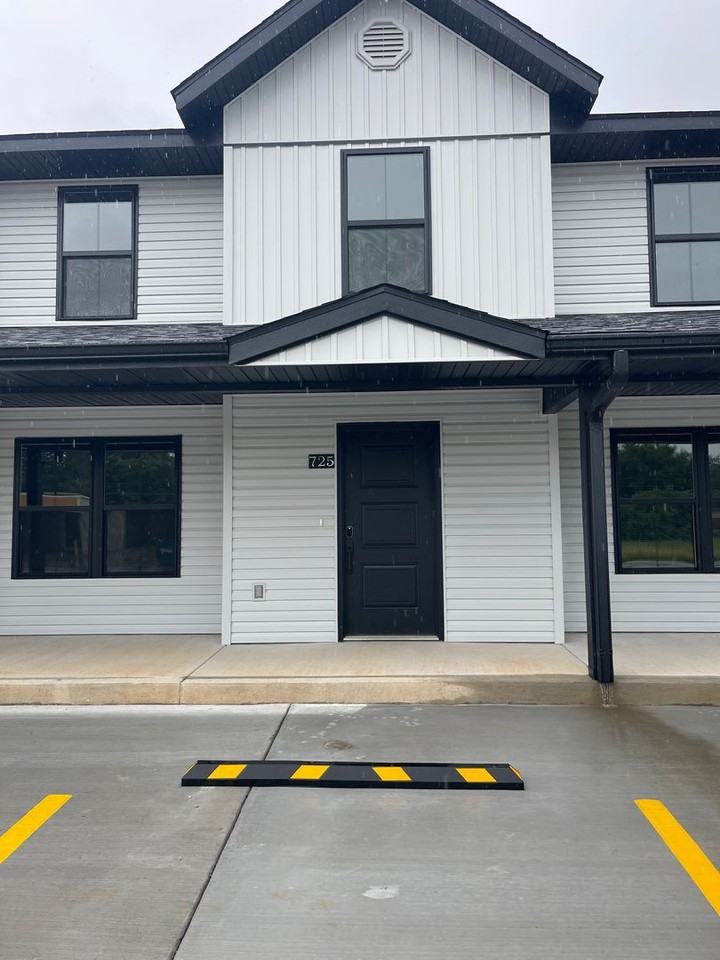 725 Howard Dr - Photo 2 of 12