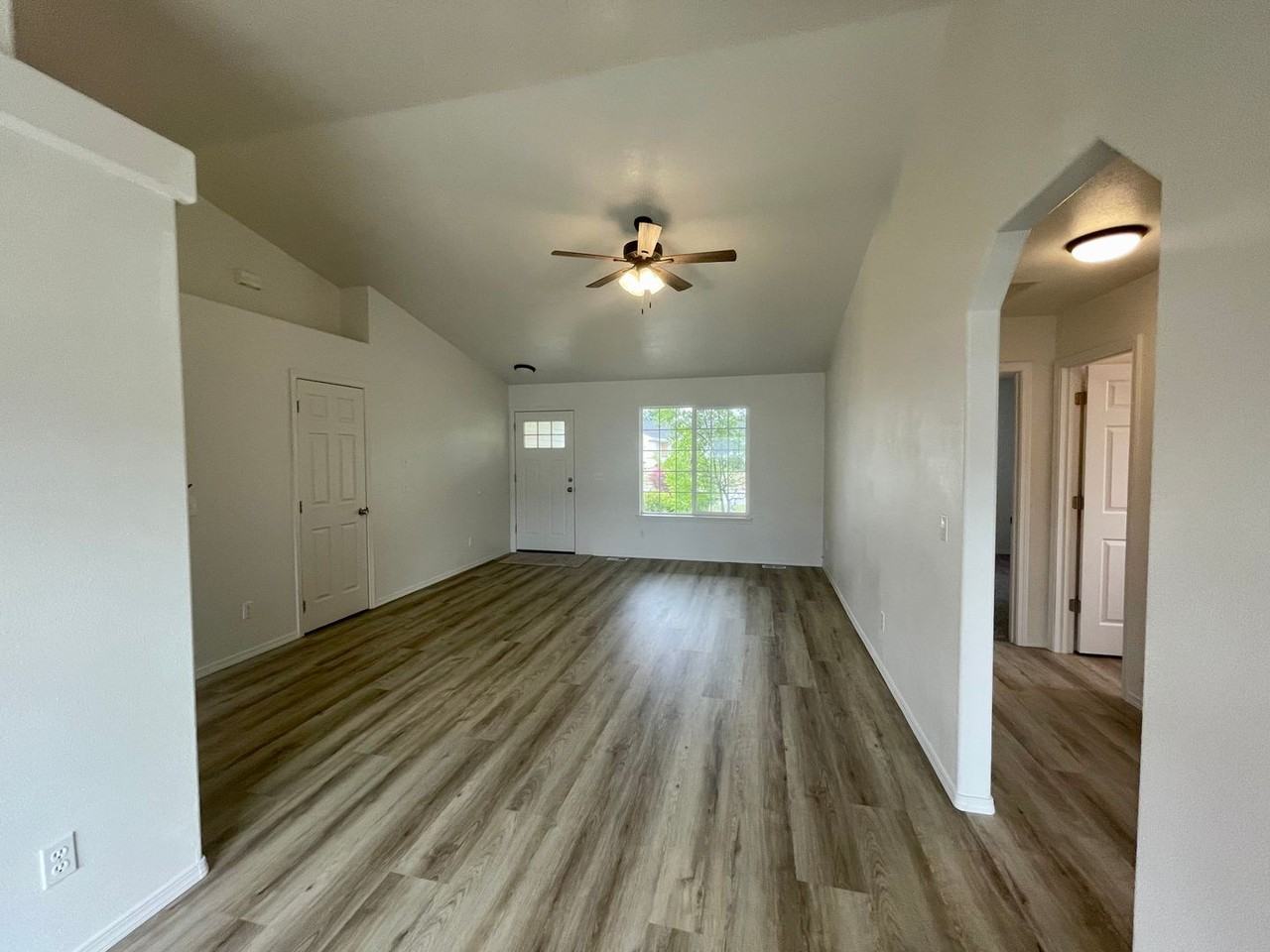 1024 W Fallview Dr - Photo 3 of 19