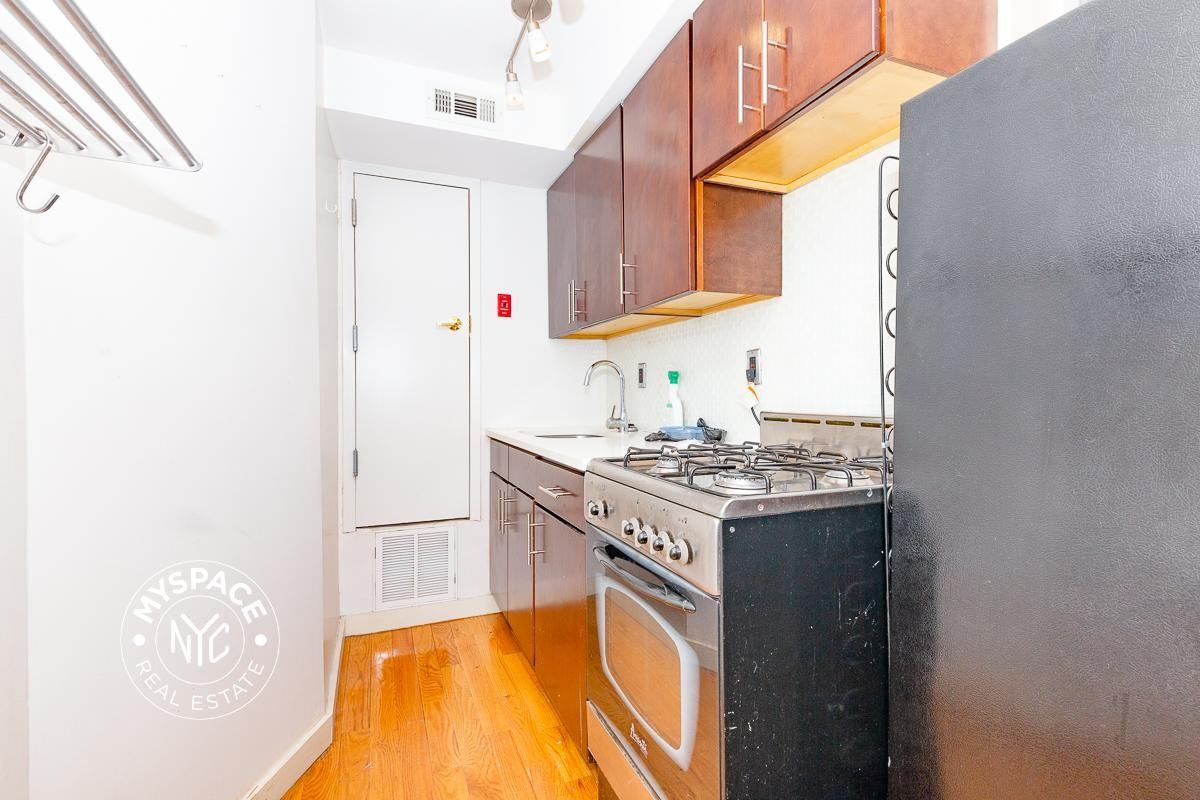 1145 Dean St #1 - Photo 4 of 5