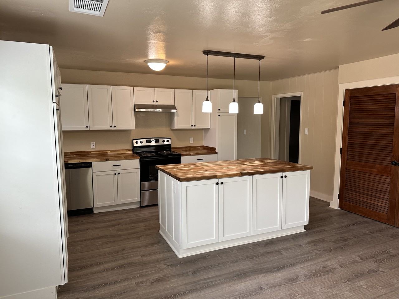 1213 W Walker St #NA - Photo 2 of 40