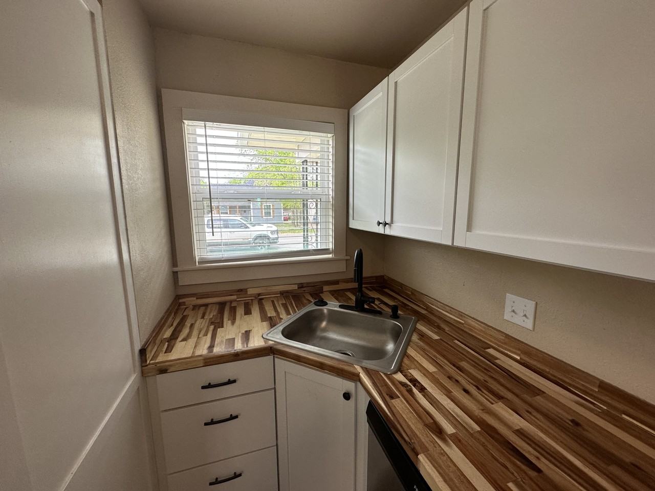 1213 W Walker St #NA - Photo 6 of 40