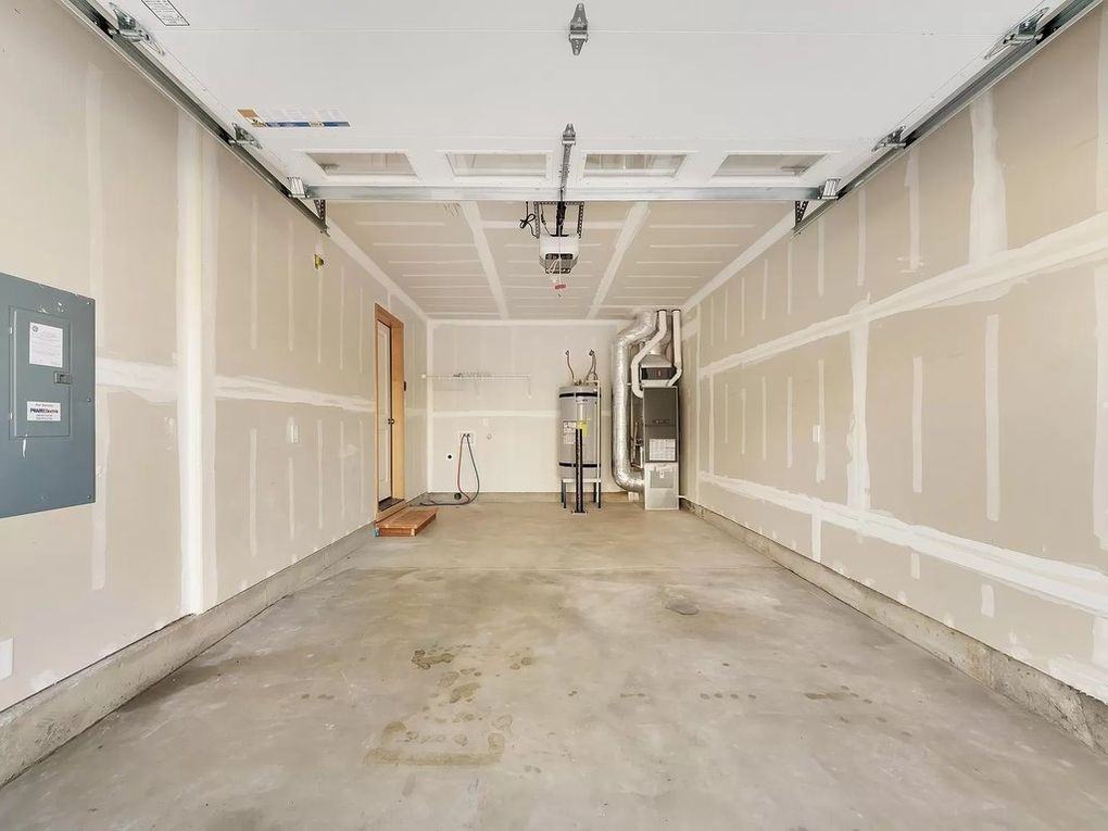 868 5th Ave #B - Photo 4 of 9