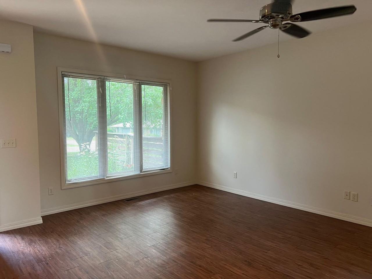 642 S Mission Ave - Photo 3 of 8