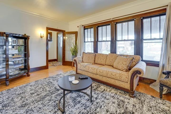 1255 Beaconsfield Avenue - Photo 5 of 41