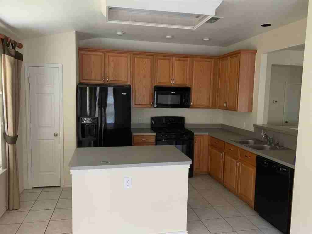 2784 Sunlight Dr - Photo 4 of 13