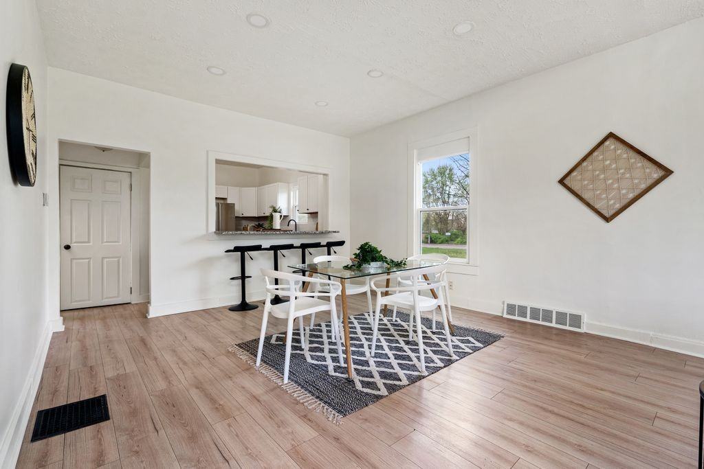 1088 Lockbourne Rd - Photo 7 of 50