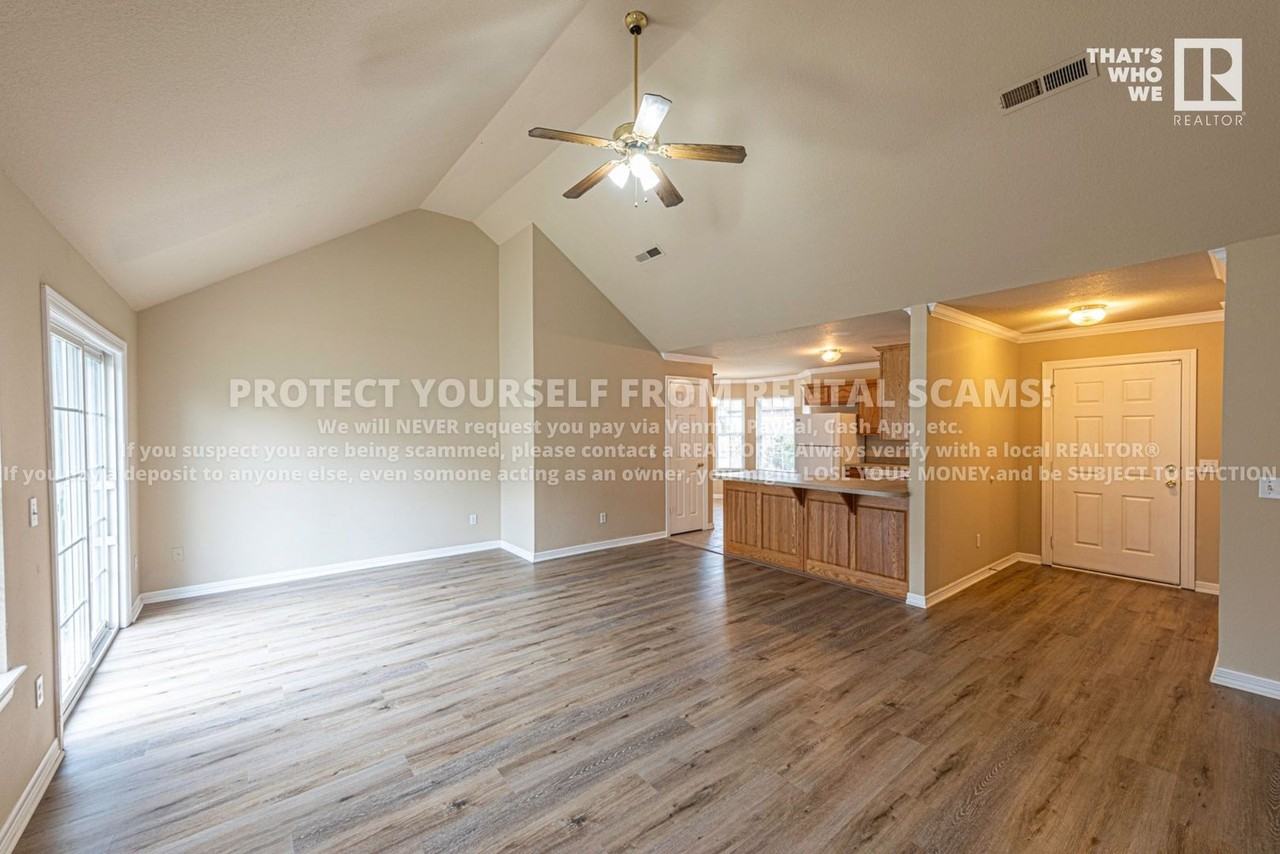 245 Ravenwood - Photo 3 of 15