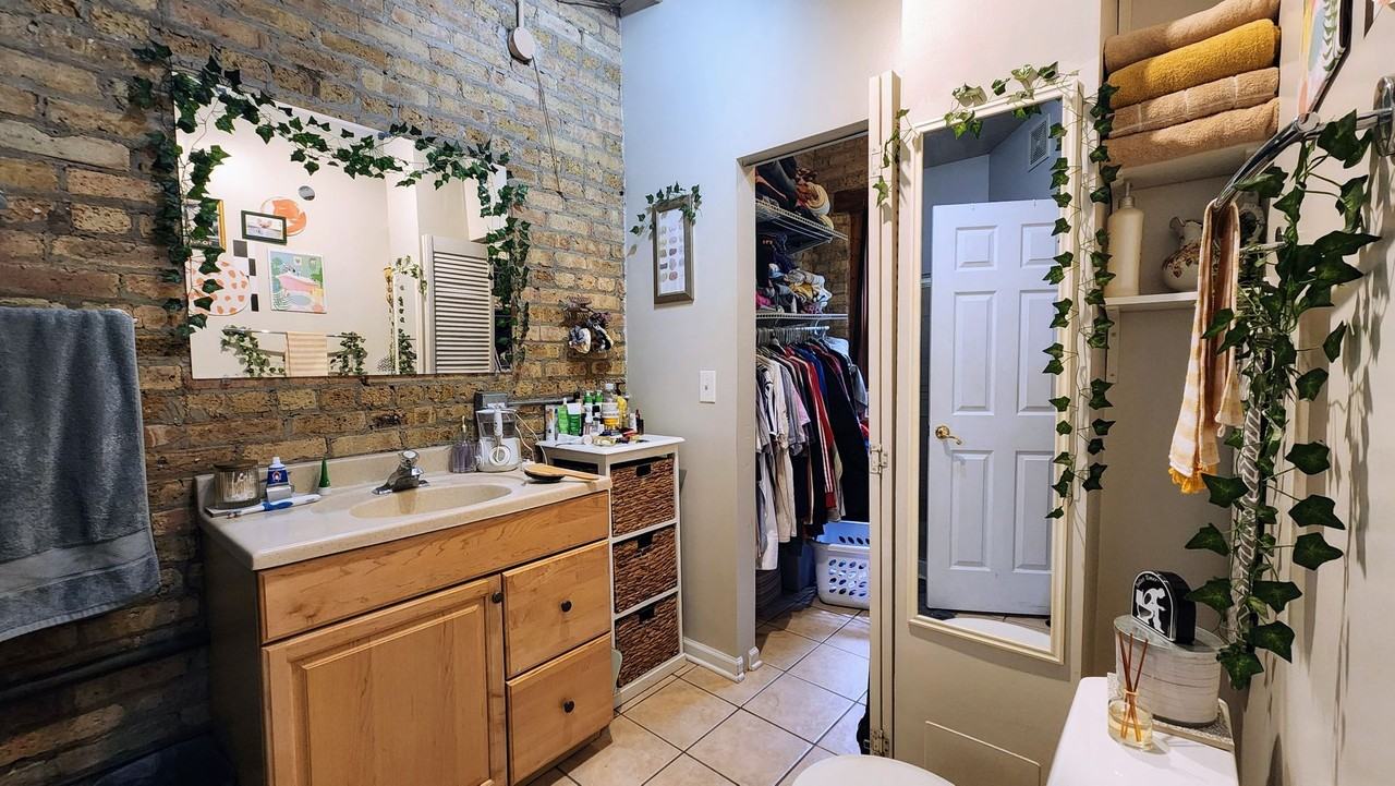 1919 W Berteau Ave #F - Photo 4 of 10