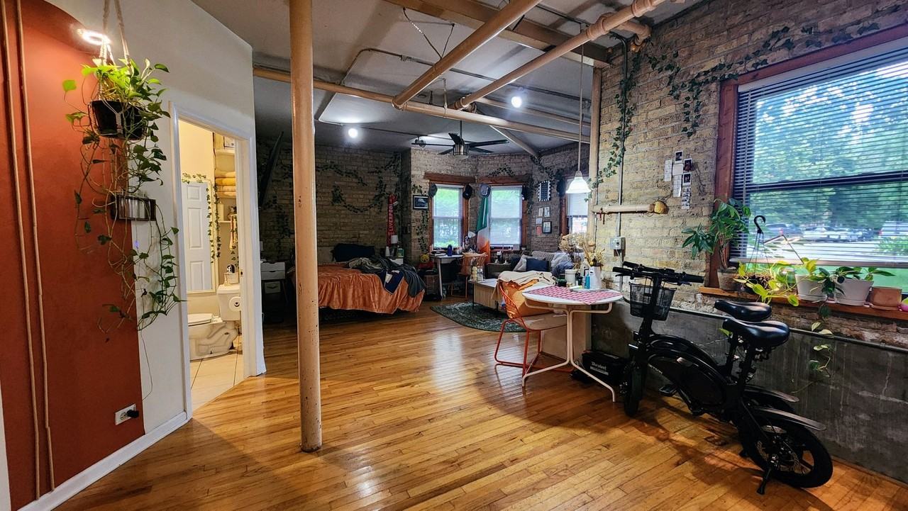 1919 W Berteau Ave #F - Photo 5 of 10