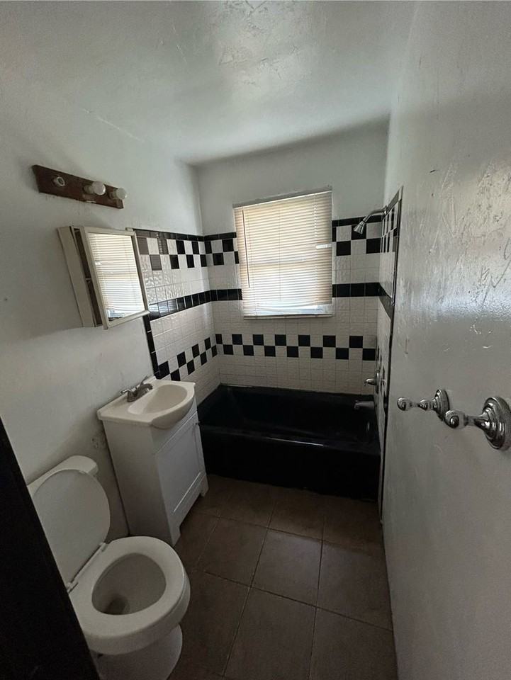 805 Nw 66th St - Photo 4 of 7