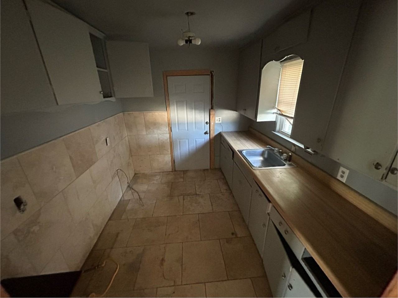 805 Nw 66th St - Photo 5 of 7