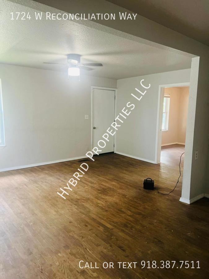 1724 W Reconciliation Way - Photo 2 of 5