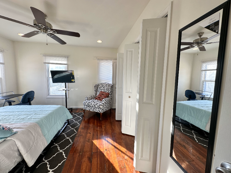 1141 Vine St - Photo 2 of 13