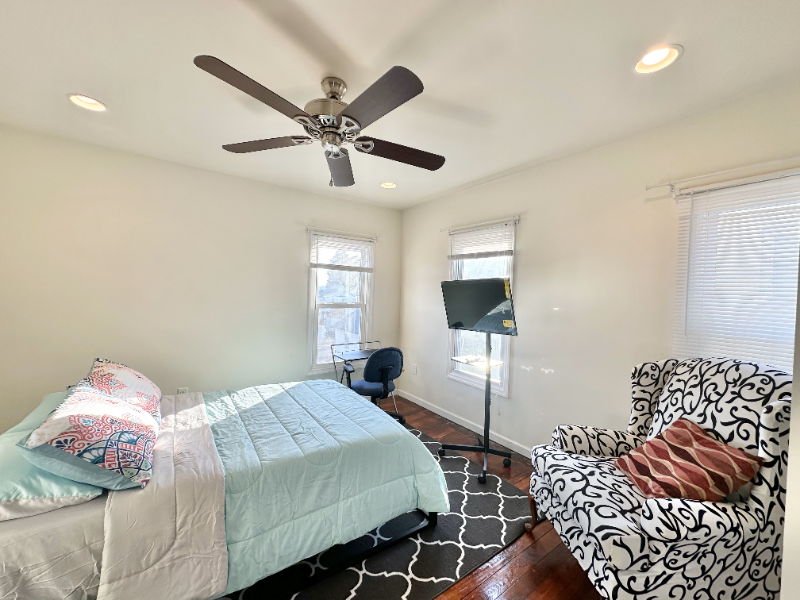 1141 Vine St - Photo 3 of 13