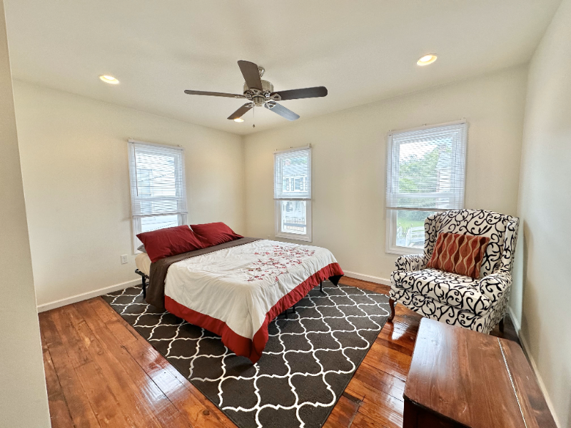 1141 Vine St - Photo 4 of 13