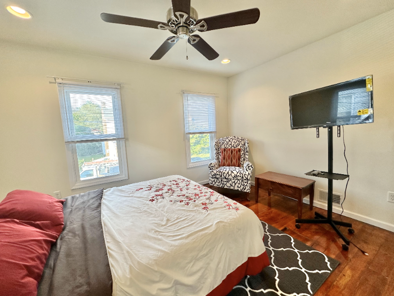 1141 Vine St - Photo 5 of 13