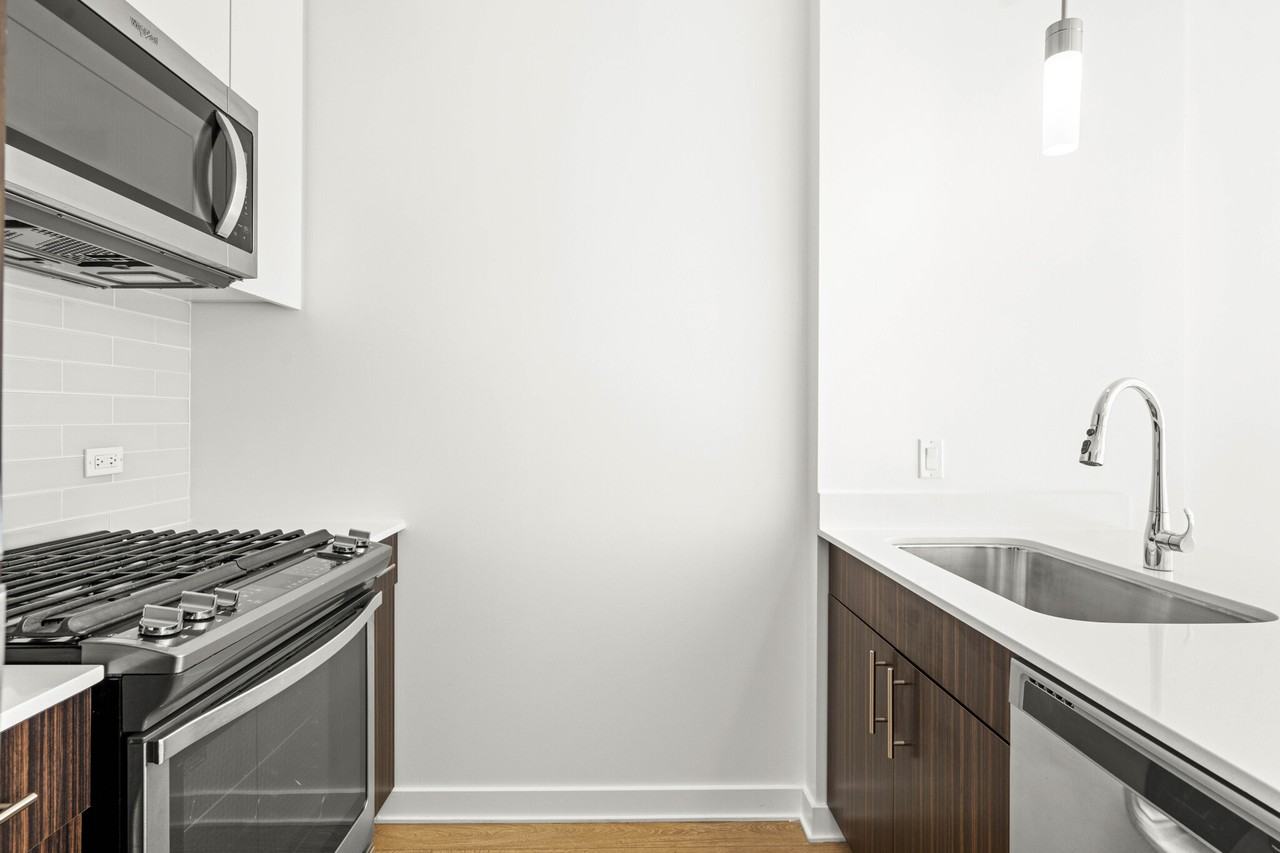 201 N Garland Ct - Photo 5 of 22