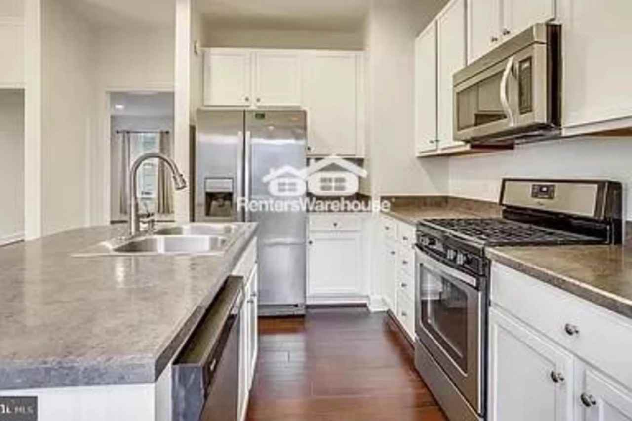 305 Old Frederick Mews - Photo 2 of 25