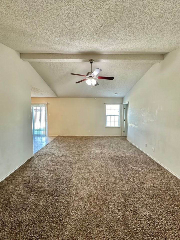 1206 Elmo Ln - Photo 4 of 23