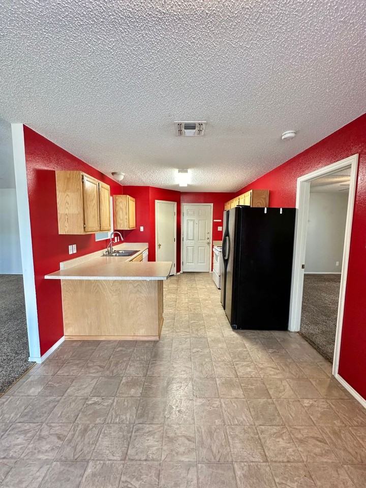 1206 Elmo Ln - Photo 7 of 23