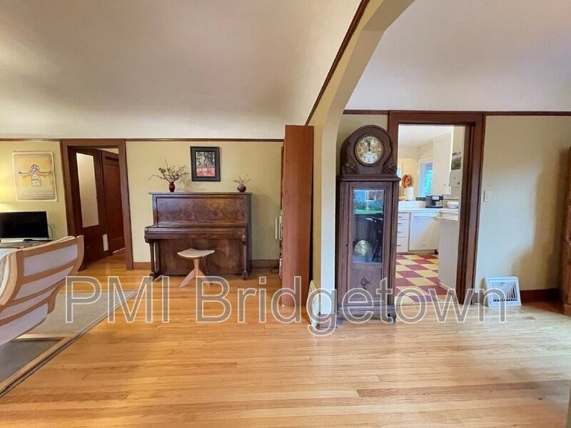 1635 Se Marion St - Photo 3 of 39
