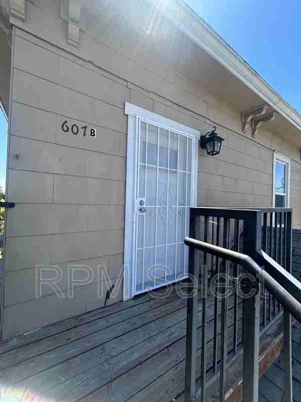 607 Webster St #B - Photo 2 of 11