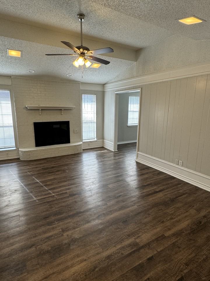 109 E Willow Ln - Photo 3 of 10