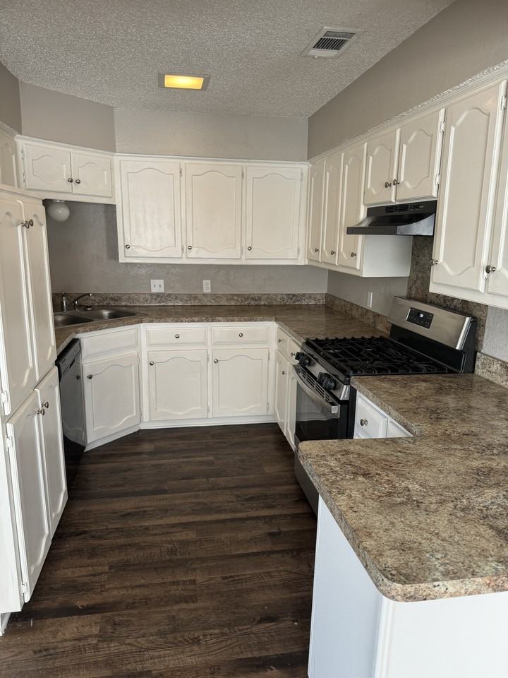 109 E Willow Ln - Photo 4 of 10