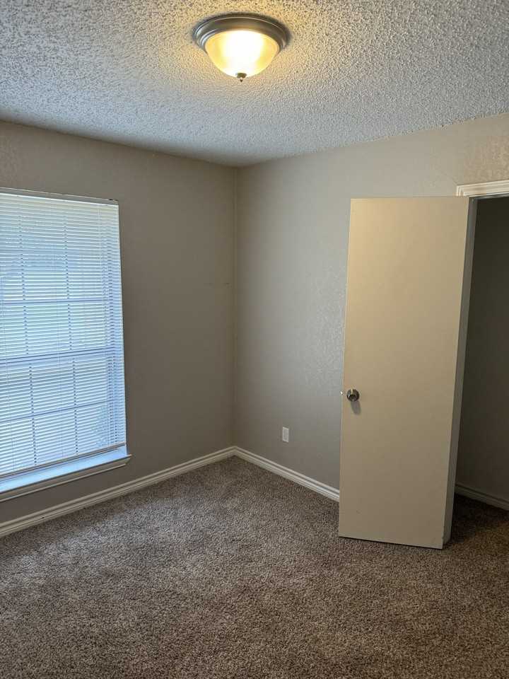 109 E Willow Ln - Photo 6 of 10