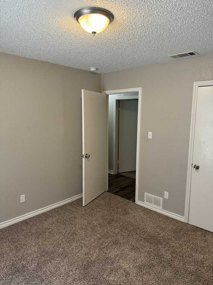 109 E Willow Ln - Photo 7 of 10