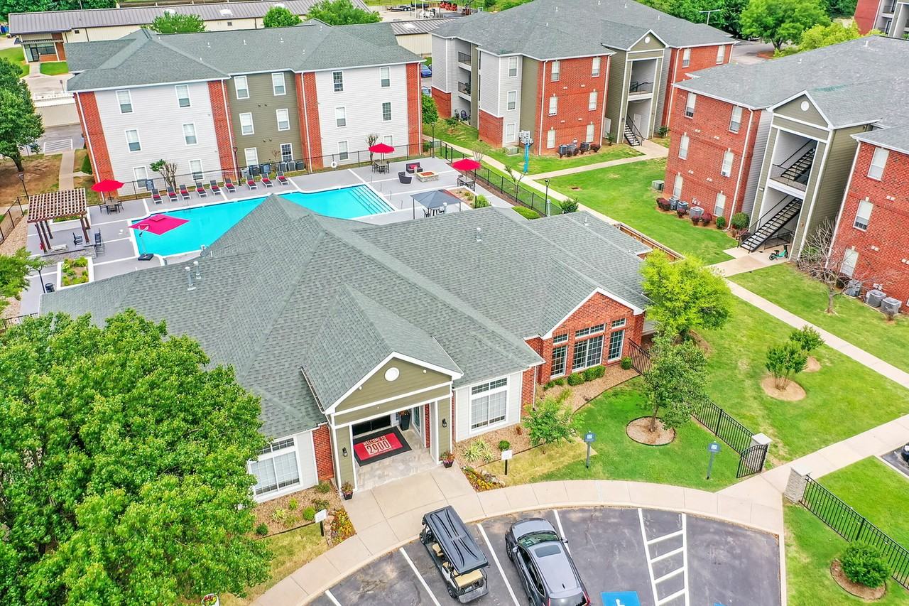 The 2900 - Photo 2 of 24