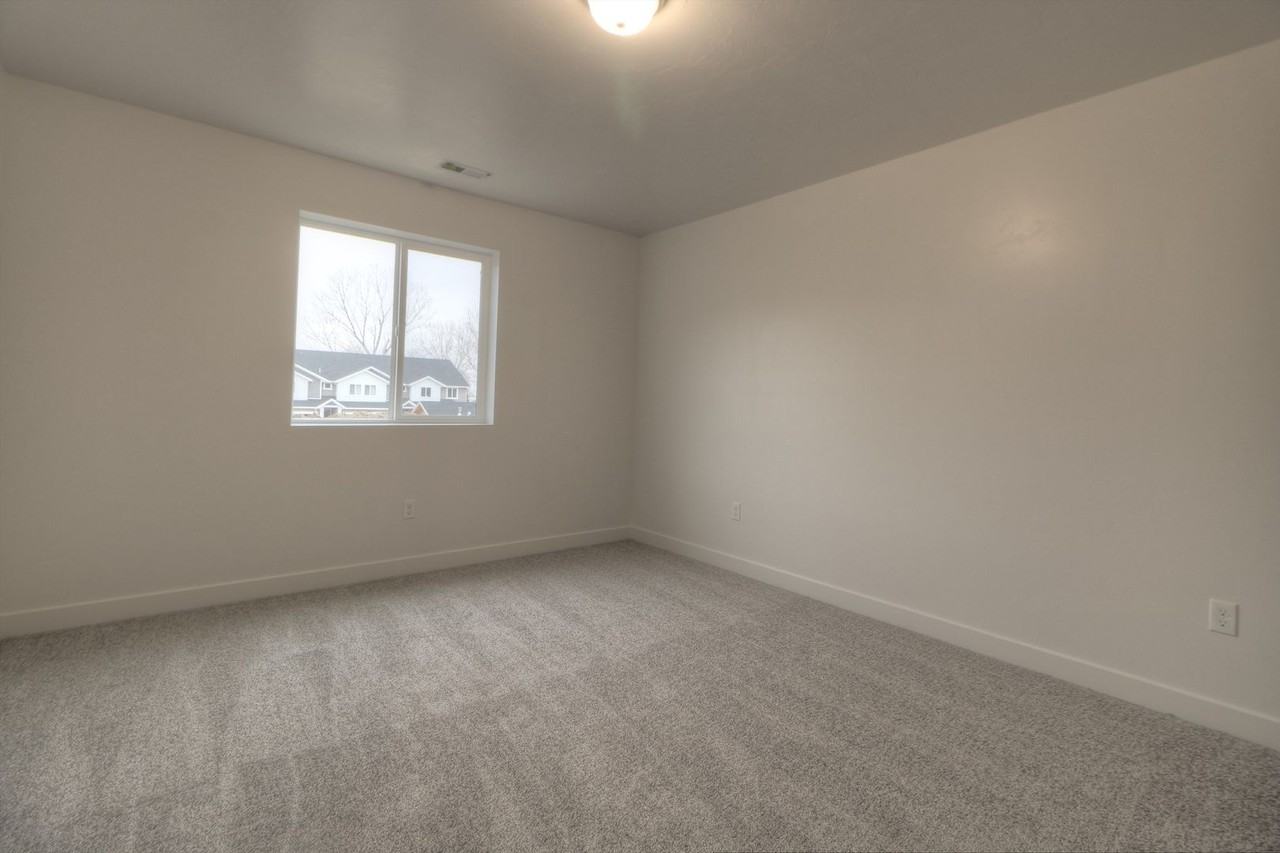 1188 S 1700 W - Photo 4 of 18