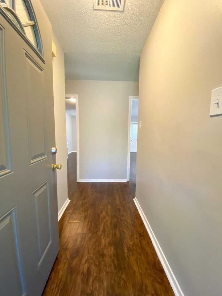 3845 Shadow Oaks Pkwy - Photo 2 of 20