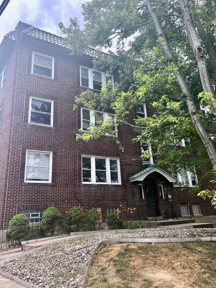 *** Charming Dormont Apartments * Pet Friendly * Walk to T Station * Renovated * Spacious * Move In Immediately *** - Photo 2 of 4