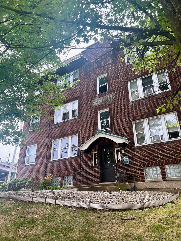 *** Charming Dormont Apartments * Pet Friendly * Walk to T Station * Renovated * Spacious * Move In Immediately *** - Photo 3 of 4