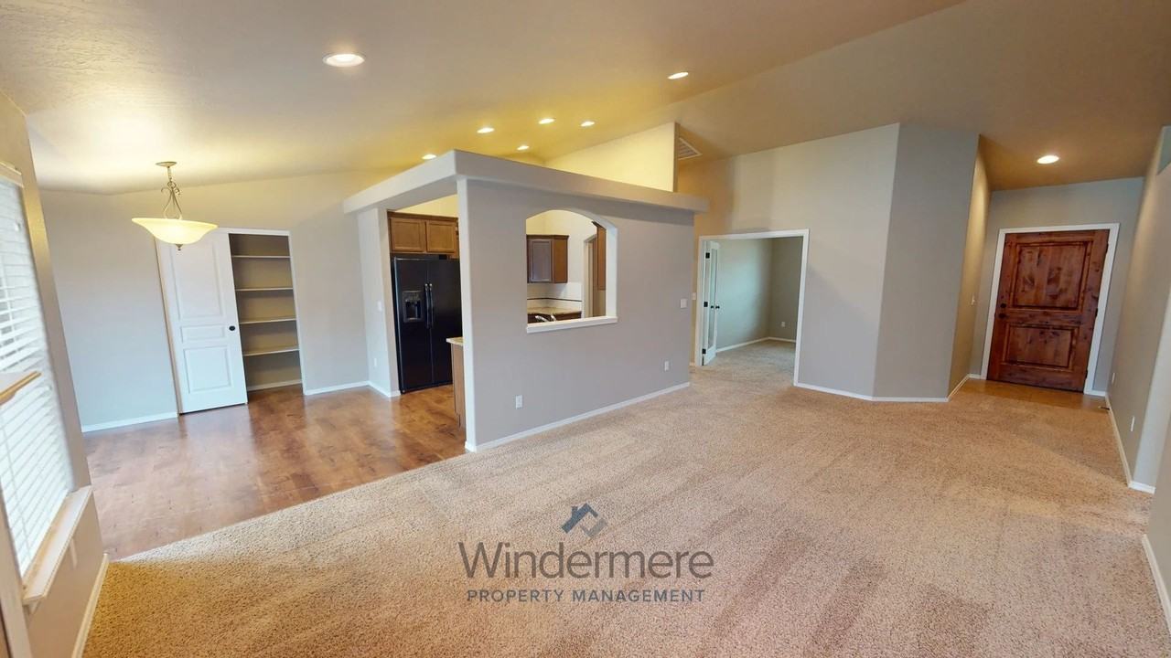 247 Chapra St - Photo 4 of 27