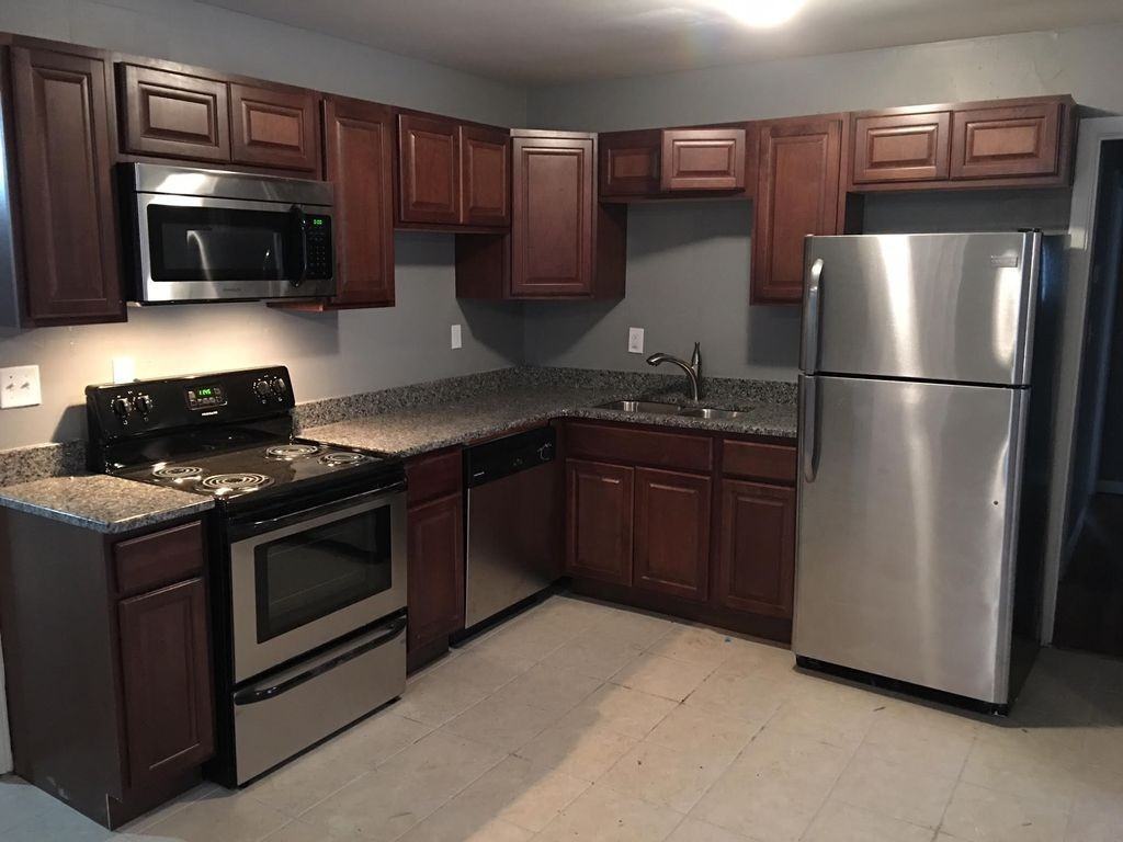 1006 Custer Ave Se - Photo 3 of 14