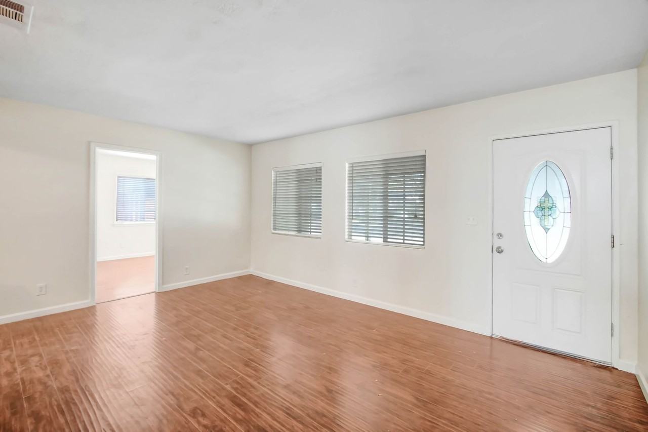 4718 N E St - Photo 2 of 11