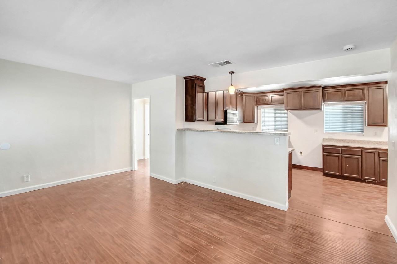 4718 N E St - Photo 3 of 11