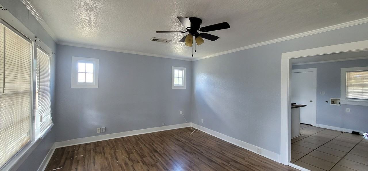 901 S Louisiana St - Photo 3 of 7