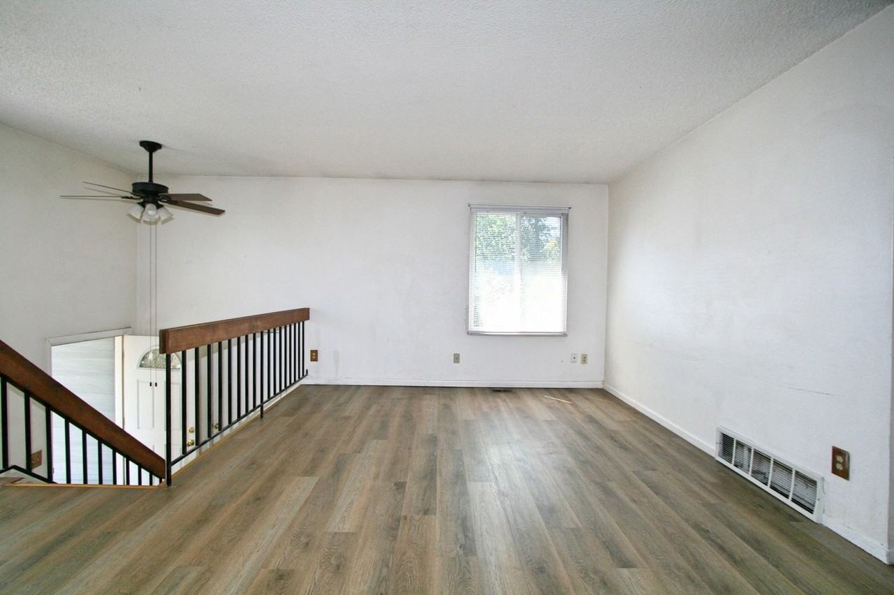 2130 Bainbridge Rd - Photo 2 of 14