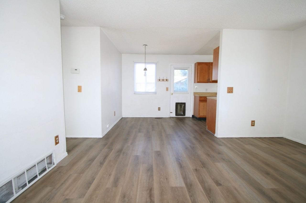 2130 Bainbridge Rd - Photo 3 of 14