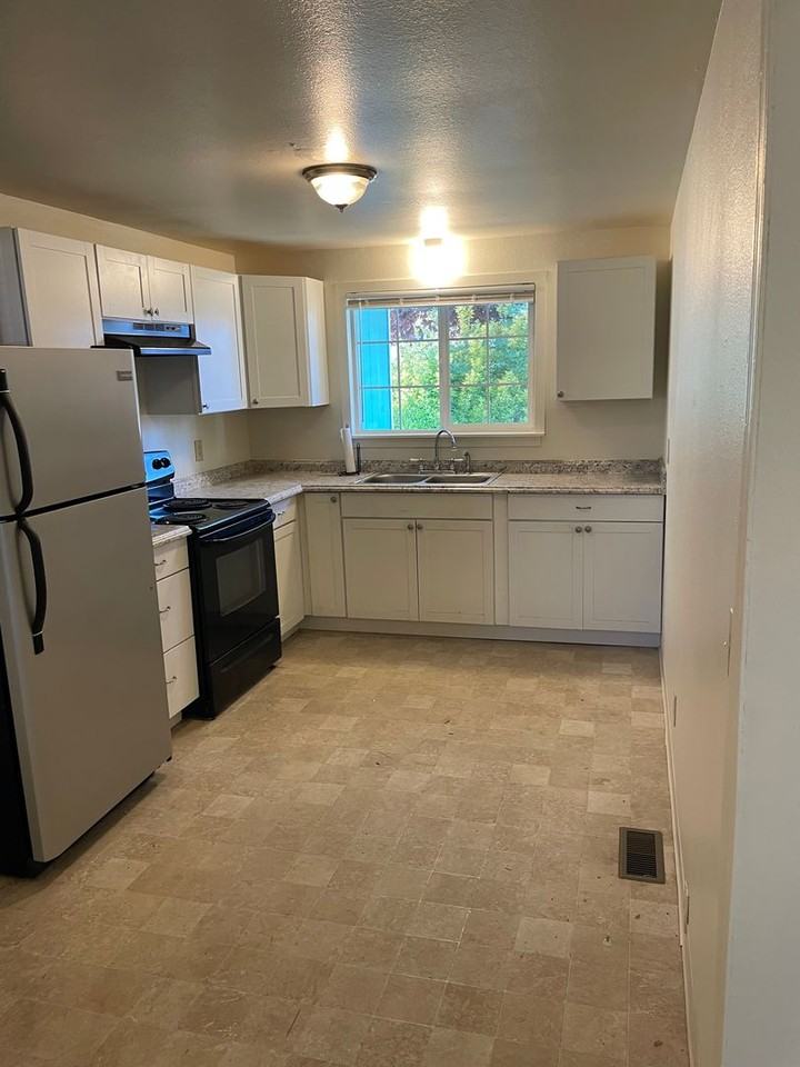 6109 E Portland Ave - Photo 3 of 11