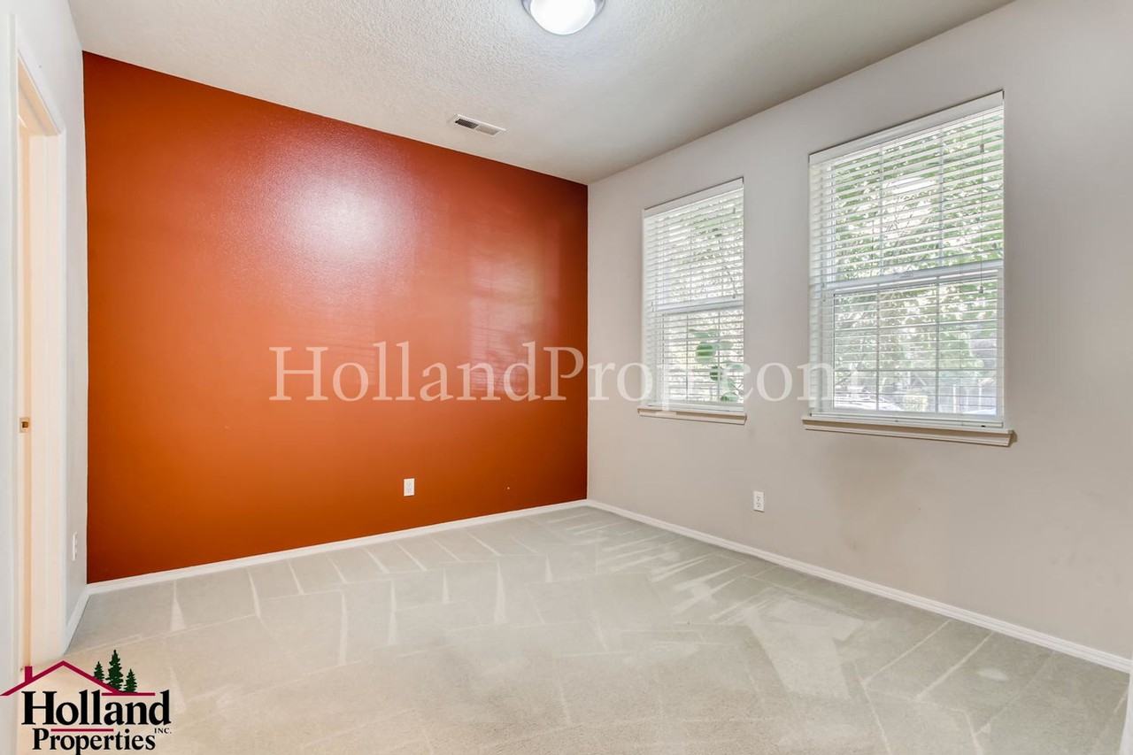 6014 Ne Maidstone St - Photo 5 of 29