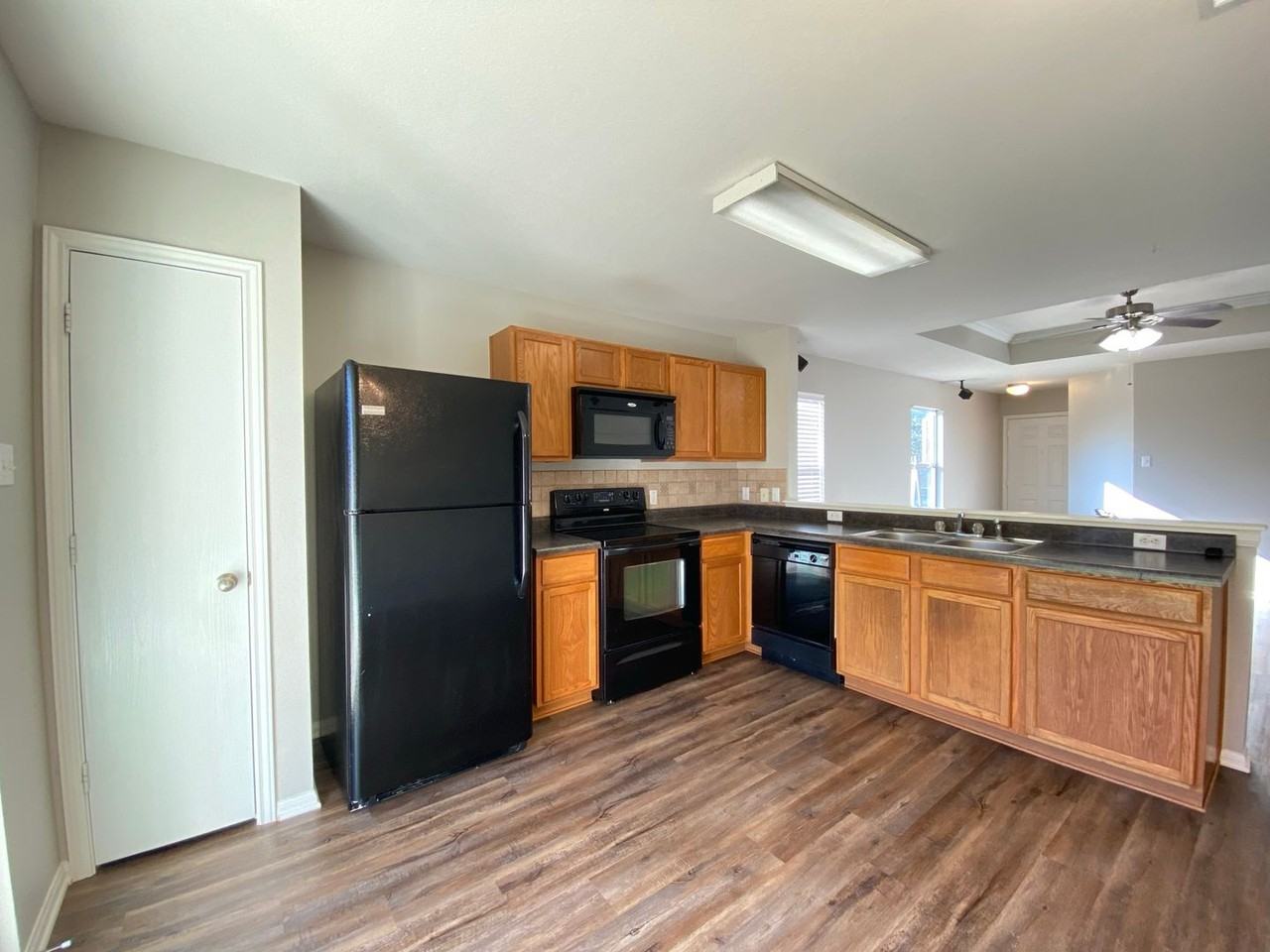 224 Avrshire Ln - Photo 3 of 20