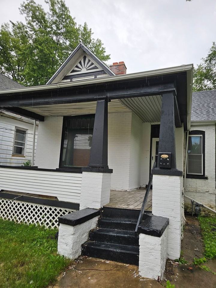 1812 Ne Monroe St - Photo 2 of 15