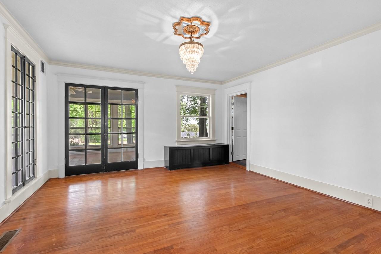 255 W Lawson St - Photo 5 of 29