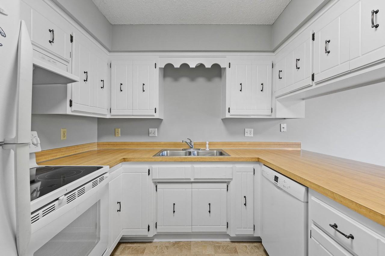 3192 Cleveland Ave N - Photo 2 of 29