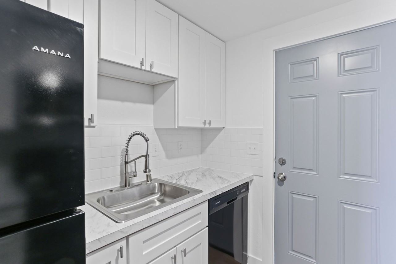 1407 W Marina Dr #2 - Photo 5 of 9